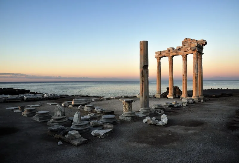Le temple d'Apollon à Side — le coucher de soleil sur les colonnes corinthiennes